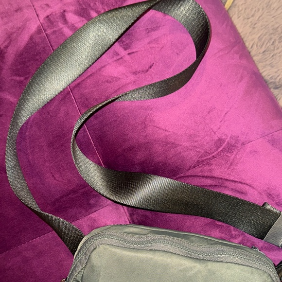 Lululemon Athletica Grey Sage Crossbody Everywhere Belt Bag 1L olive green - Picture 6 of 16